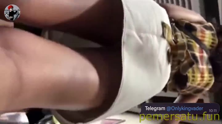 P11 Ngintip Di Eskalator Viral