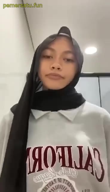Kecilnya Jilbab Ga Tahan Remas Toket