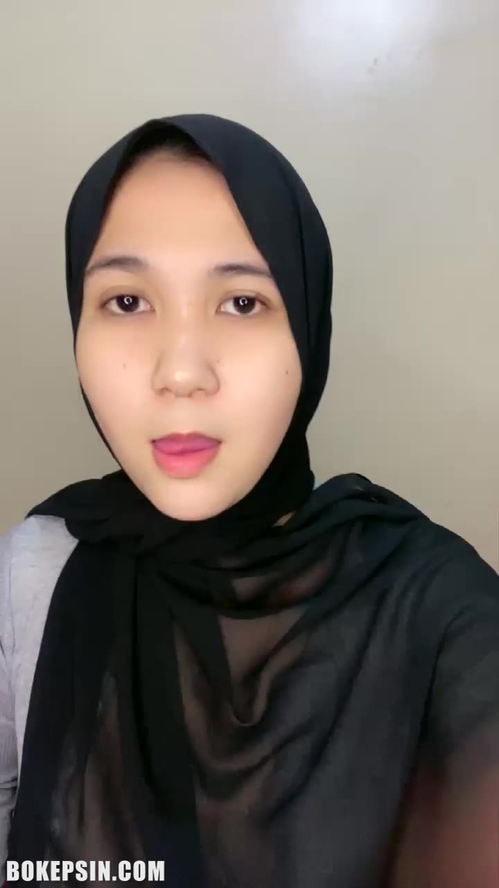 Thumbnail untuk Bokep Indo Rani Hijabers Pamerin Toketnya Baju Transparan