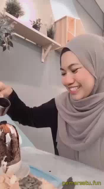 P40 Arinah Jilbab Binal Suka Bikin Status IG