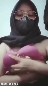 BOKEPSIN Bokep Indo Hijab Kacamata Show Toket Ged Hijab Jilbab Masker Kacamata Esempeh Esemah Remastetek -