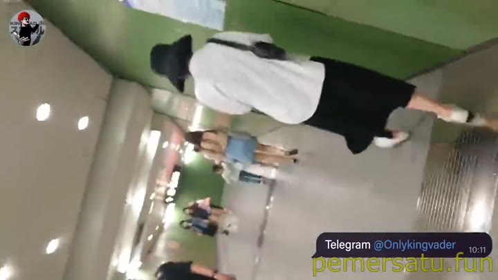 P7 Ngintip Di Eskalator Viral