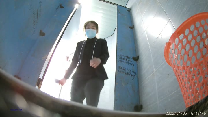 Thumbnail untuk Ngintip Toilet Dari Bawah 8 Doodstream Streaming Montok