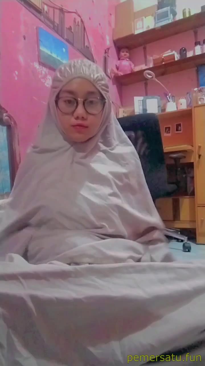 P1 Jilbab Lepas Mukena Lalu Colmek Sampai Pipis