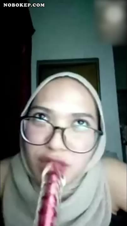Thumbnail untuk Bokep Indo Vcs Reni Hijab Kacamata Omek Dildo
