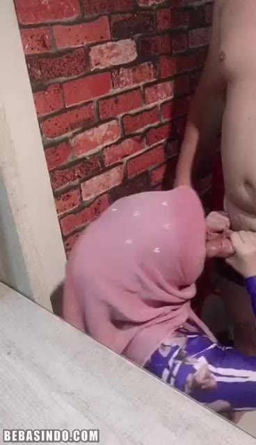 Thumbnail untuk Bokep Jilbab Viral Nyepong Layani Atasan Bokepup Com