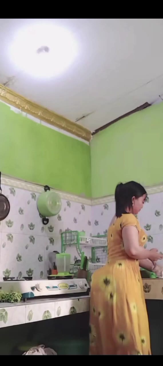 Thumbnail untuk Temenin Tante Dewi Masak Sambil Joget Pantat Yuk