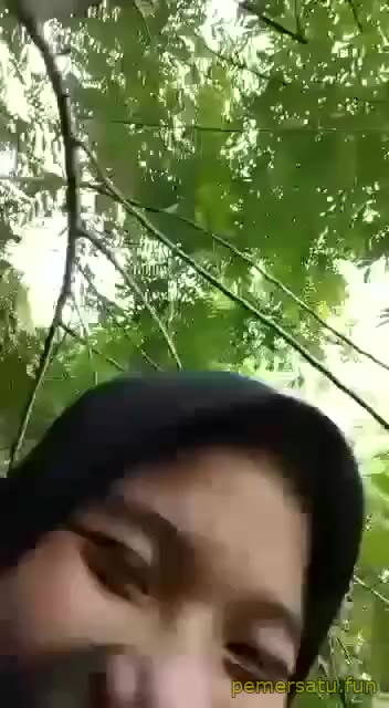 Taman Sepong Nyusu Hijab Hitam Di