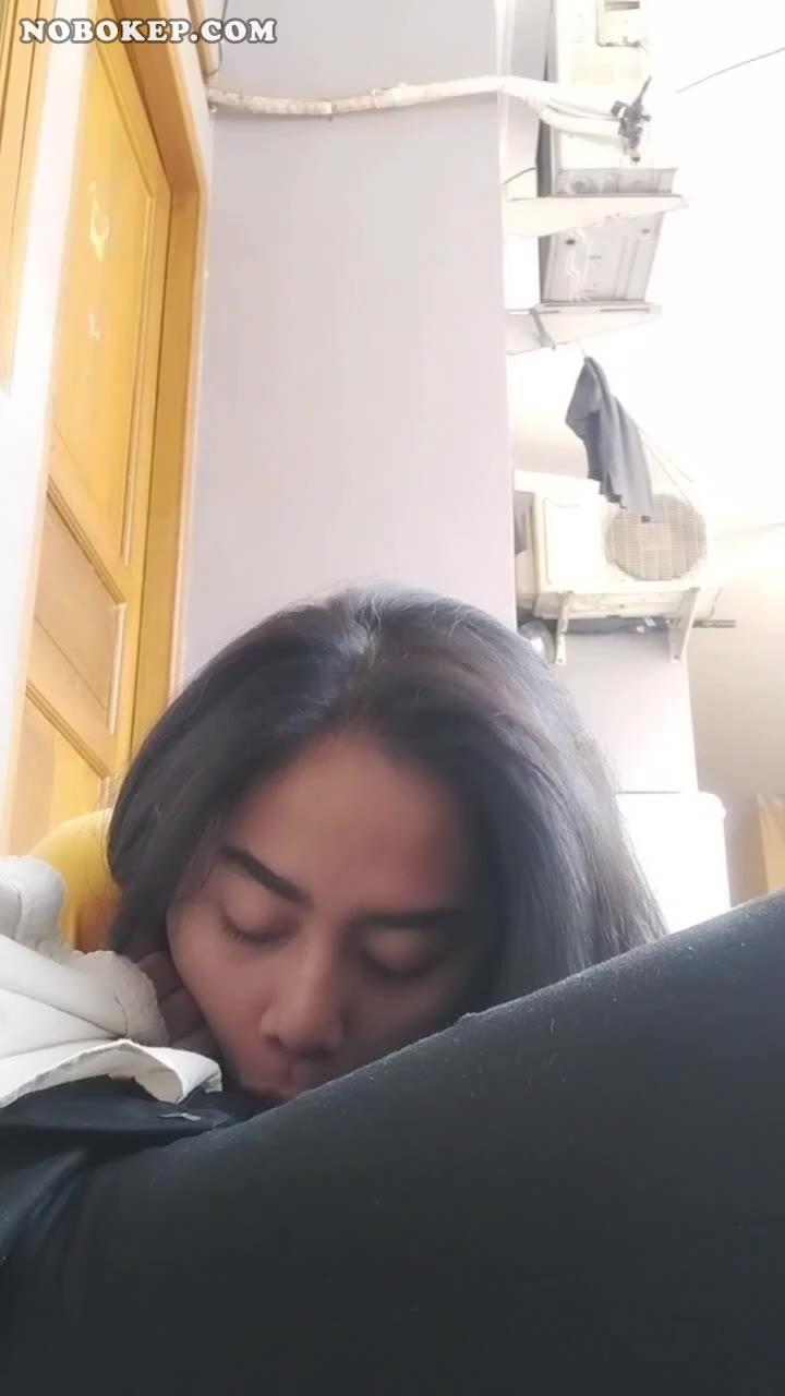 Kosan Bokep Indo Sepong Kontol Pacar Depan Pintu