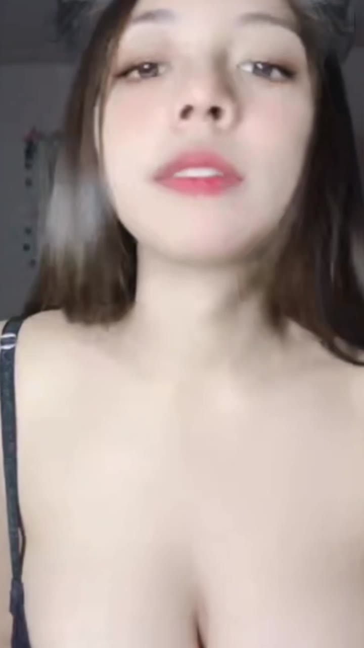 Thumbnail untuk Tante Toge Pamer Belahan Dada Seksi Putih Mulus