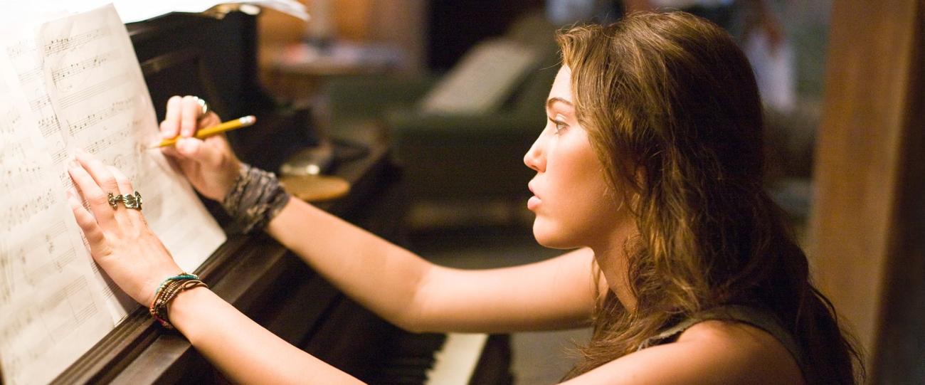Майли Сайрус за фортепиано. Девушка за фортепиано. Девушка на рояле. Современная трогательная песня